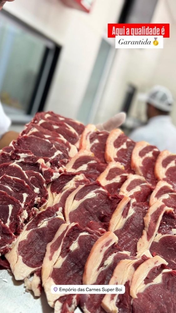 Anfitriões e convidados servidos com churrasco gourmet